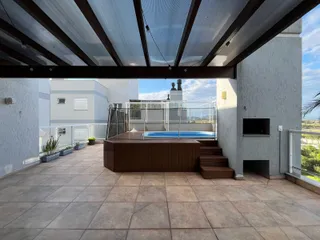 Área externa com piscina e deck de madeira em uma residência em Lajeado.
