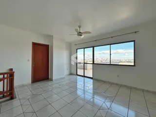 Sala de estar com piso de cerâmica e vista da cidade.