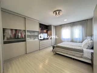 Quarto com cama e armários em um ambiente claro com piso de madeira.