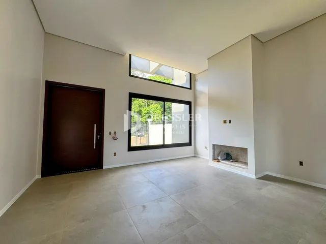 Ambiente interno com paredes claras e piso de cerâmica em uma residência.