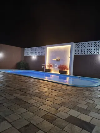 Vista da piscina e área externa de uma propriedade em Lajeado.