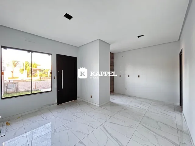Sala ampla com piso de mármore e grande janela.