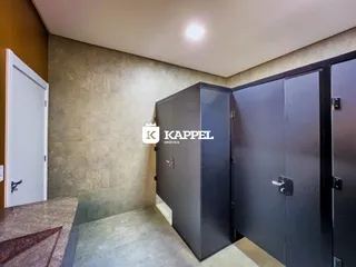 Foto de um corredor interno com armários escuros e parede texturizada.