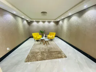 Sala de estar com decoração moderna e estofados amarelos.