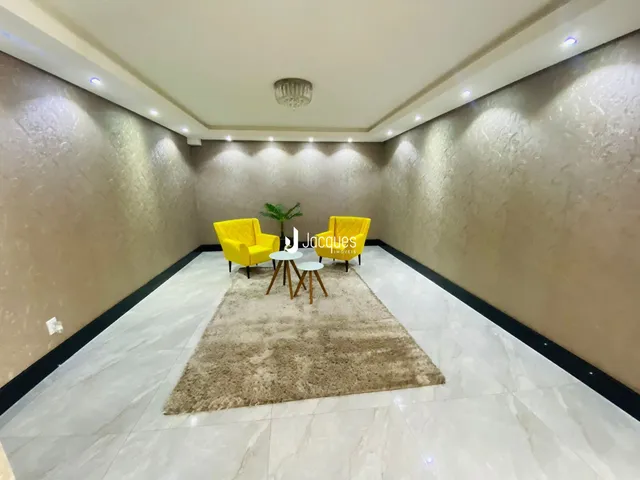 Sala de estar com decoração moderna e estofados amarelos.