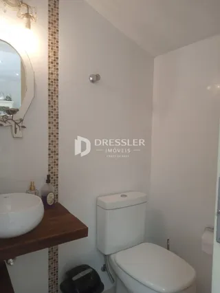 Foto de um banheiro interno com pia e vaso sanitário.