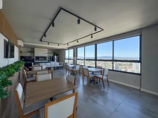Sala de jantar com vista para a cidade em Lajeado, Brasil.