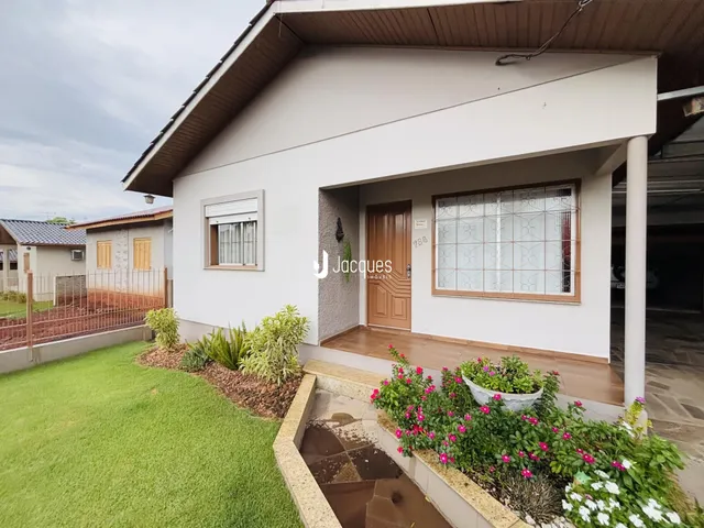 Fachada de uma residência em Lajeado, Brasil, com jardim frontal.