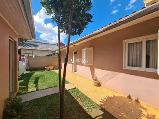 Fachada de uma residência com jardim e calçada em Lajeado.
