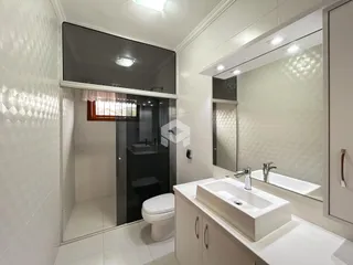 Foto de um banheiro moderno com revestimento branco.