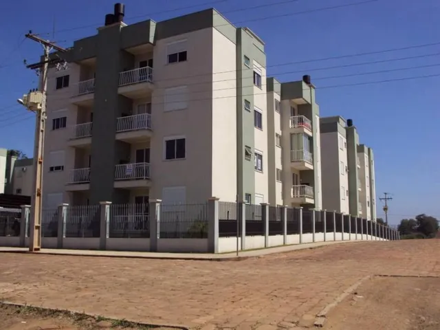 Fachada de um prédio residencial em Lajeado, Brasil, com vários andares e varandas.