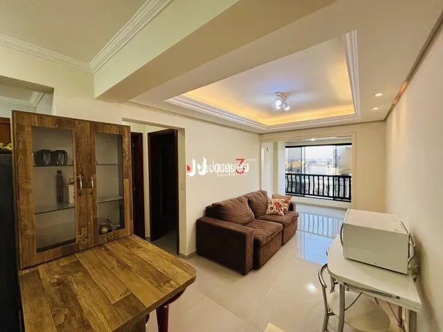 Foto de uma sala de estar com móveis de madeira e uma vista externa.