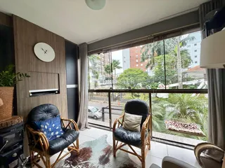 sala de estar com vista para a paisagem externa
