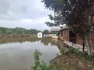 Fachada de uma residência com vista para um corpo d'água em Lajeado.