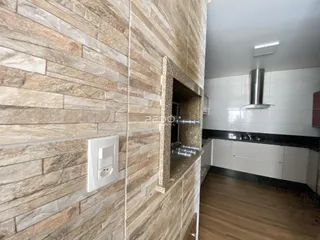 Parede revestida com azulejos em um ambiente interno de cozinha.