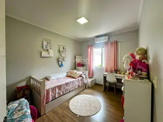 Quarto com cama e armário em ambiente claro.