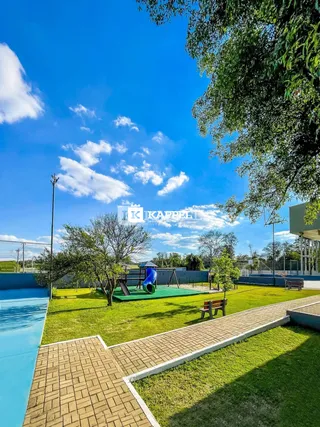 Vista aérea de um jardim com piscina e área de lazer em Lajeado, Brasil.