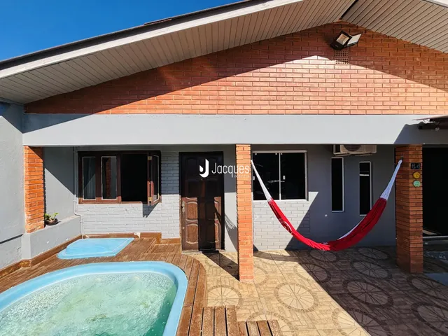 Fachada de casa com piscina e deck em Lajeado, Brasil.