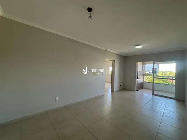 Interior de uma sala com piso de cerâmica e paredes brancas.