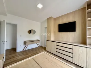 Sala de estar com painéis de madeira e móveis modernos.
