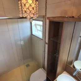 Foto de um banheiro interno mostrando o vaso sanitário.