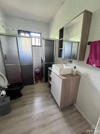 Foto de uma cozinha com armários e piso de madeira clara.