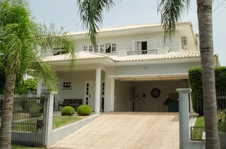 Foto da fachada de uma residência em Lajeado, Brasil, mostrando a entrada e garagem.