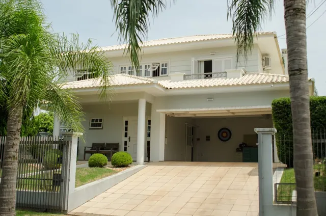 Foto da fachada de uma residência em Lajeado, Brasil, mostrando a entrada e garagem.