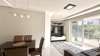 Sala de estar com vista para o exterior em Lajeado, Brasil.