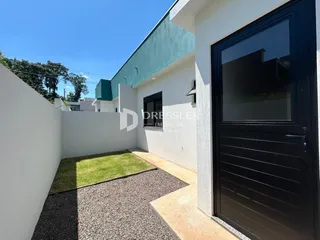 Fachada de uma residência em Lajeado, Brasil, com jardim frontal e área de acesso.