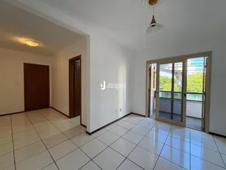Interior de uma sala com piso de cerâmica e portas de madeira.