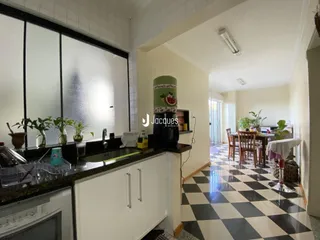 Vista da cozinha e área de jantar de uma residência em Lajeado.