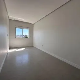 Vista interna de um cômodo com paredes brancas e piso claro.