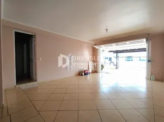 Hall de entrada com piso de cerâmica claro.