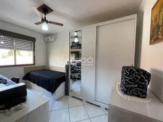 Quarto com cama e armário em um imóvel no Brasil.