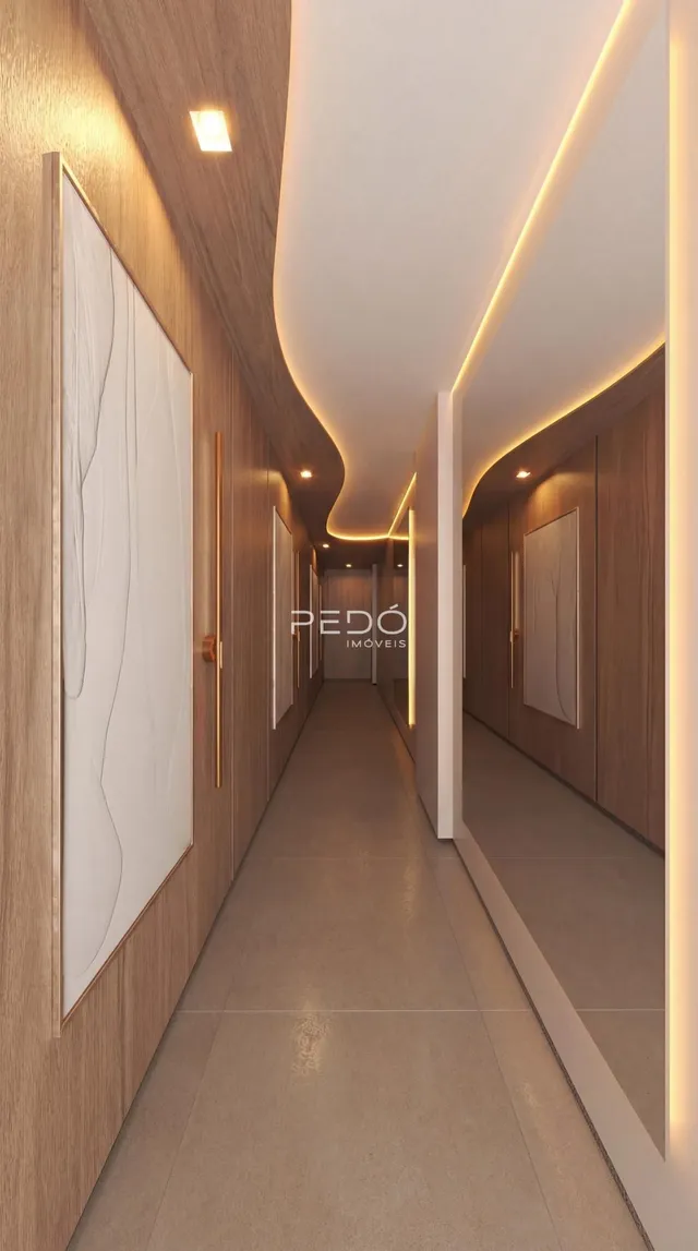 Corredor interno de um imóvel moderno com revestimento de madeira.
