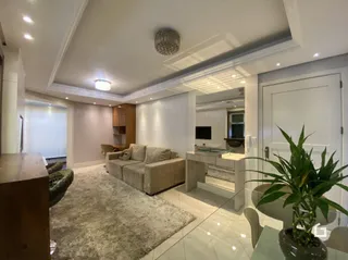 Sala de estar com piso claro e decoração moderna em um imóvel no Brasil.