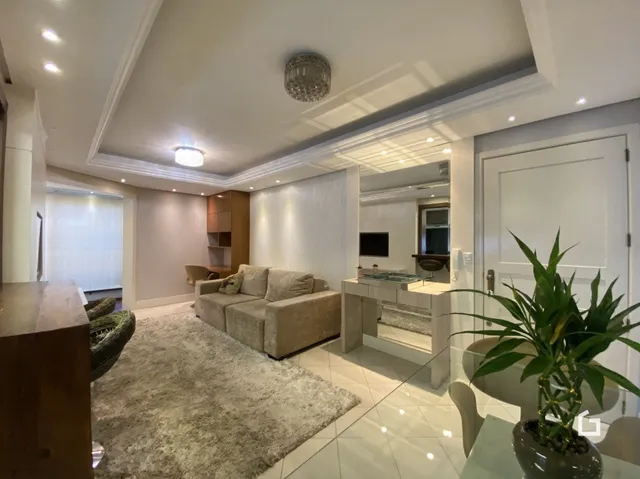 Sala de estar com piso claro e decoração moderna em um imóvel no Brasil.