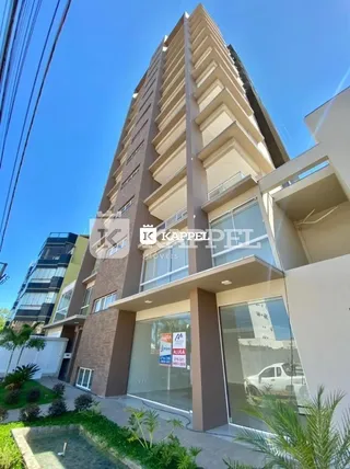 Fachada de um prédio residencial alto em Lajeado, Brasil, com janelas e varandas.