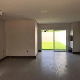 Hall de entrada com porta para o exterior.