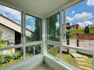 Vista da varanda com jardim e cerca.