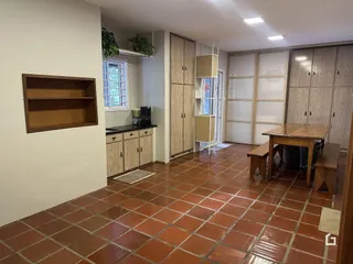 Foto de uma sala com piso de cerâmica e armários de madeira.