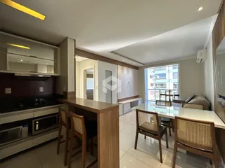Ambiente moderno de sala de jantar e cozinha em um apartamento no Brasil.