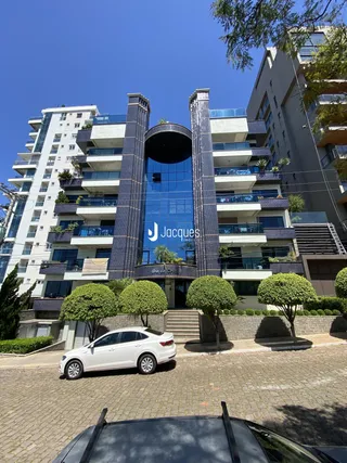 Fachada de um prédio residencial em Lajeado, Brasil com varandas e paisagismo.