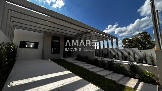 Fachada de uma residência moderna com jardim em Lajeado.