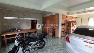 Interior de uma sala com piso de cerâmica e móveis de madeira.