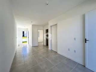Vista do corredor interno de uma residência em Lajeado.