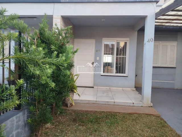 Fachada de uma residência em Lajeado, Brasil, com vegetação na frente.
