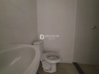 Banheiro com banheira e vaso sanitário brancos.