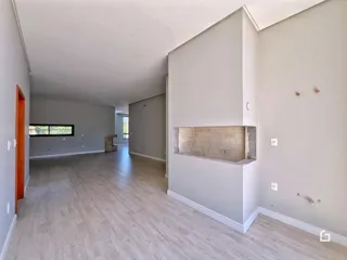 Hall de entrada longo com piso de madeira clara.